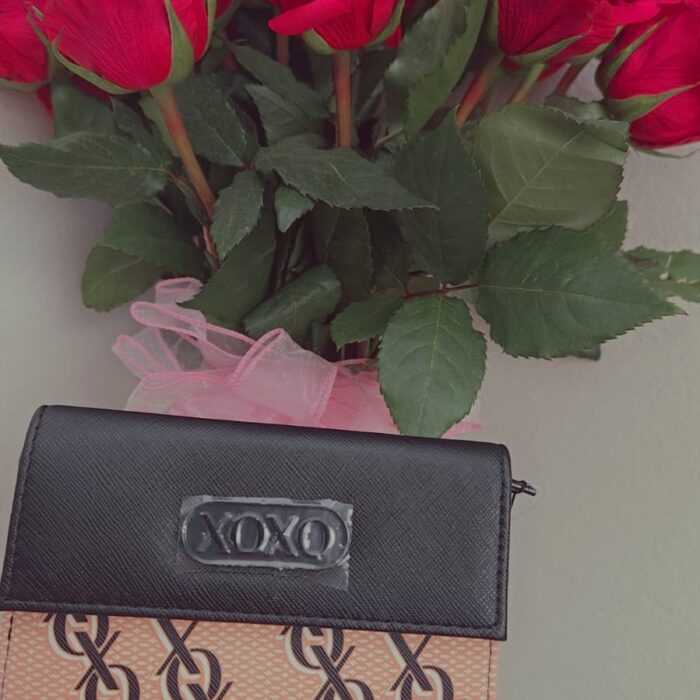 Monedero XOXO Negro con Estampado Rosa Original