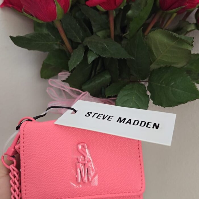 Monedero Steve Madden rosa con dije de corazón
