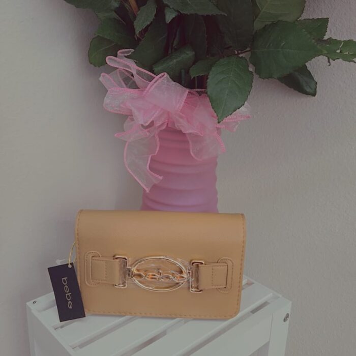 Cartera BEBE beige con hebilla dorada