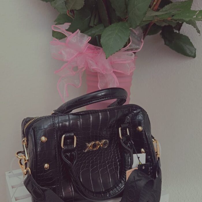 Cartera XOXO negra efecto cocodrilo con detalles dorados