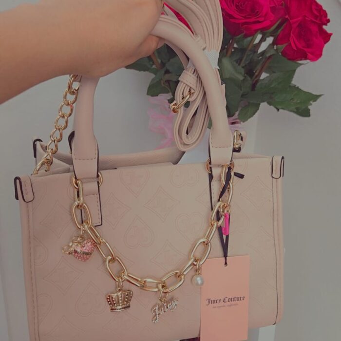 Cartera Juicy Couture Rosa con Cadena Dorada y Charms | Bolso Elegante para Mujer