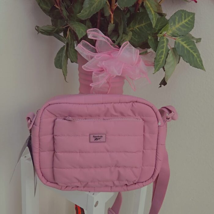Cartera Reebok acolchada color rosa | Bolso crossbody deportivo y casual
