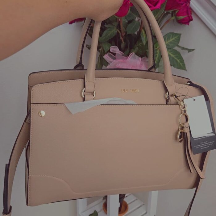 Cartera Nine West beige elegante con correa ajustable y asas superiores