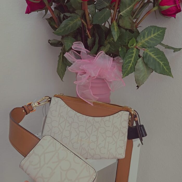Cartera Calvin Klein blanca con monograma CK y correa ajustable