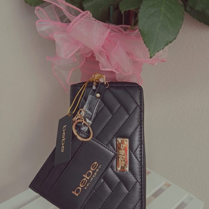 Monedero BEBE negro acolchado con llavero dorado