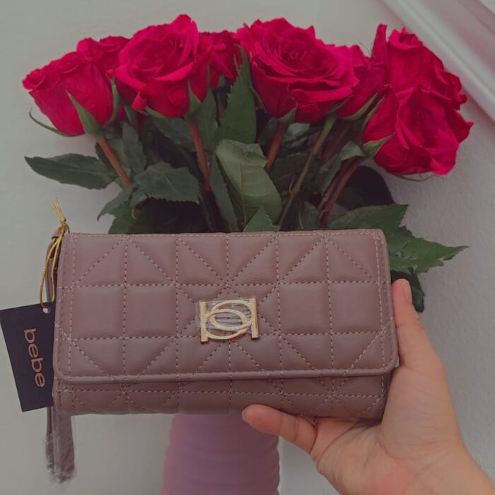 Monedero BEBE acolchado color taupe con herraje dorado