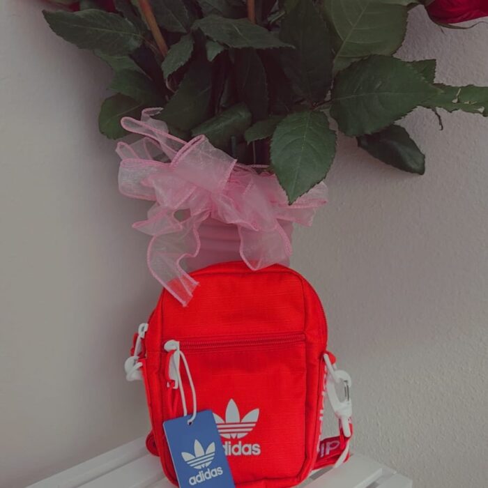 Cartera Unisex Adidas Roja | Estilo Deportivo y Compacto
