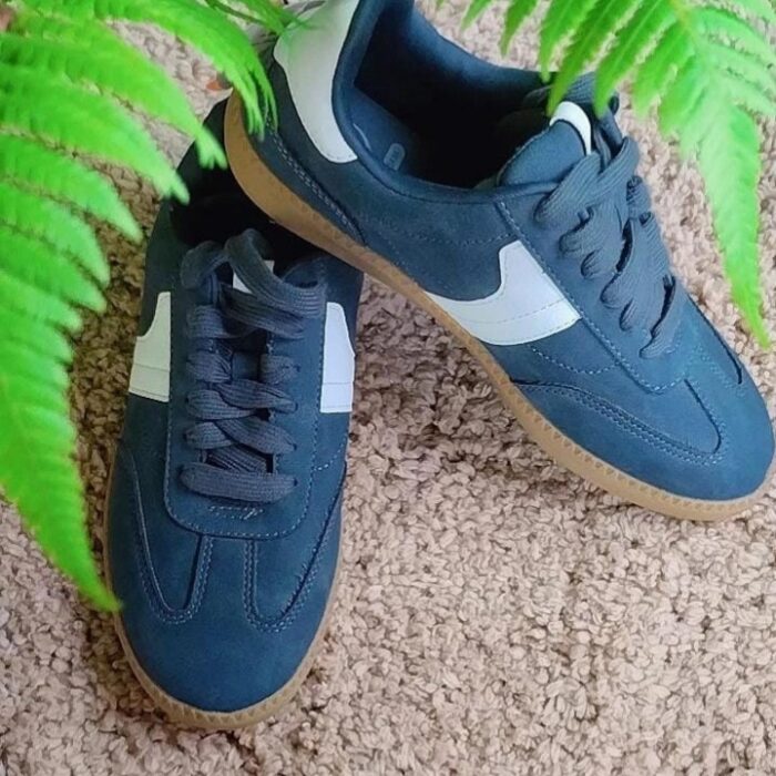 Tenis Wonder Nation para niño color azul marino con suela café y franja blanca