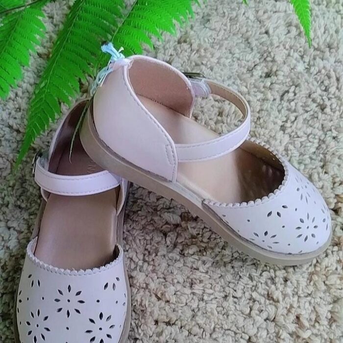 Zapatillas Old Navy para niña color rosa pastel con diseño floral calado Talla 10T