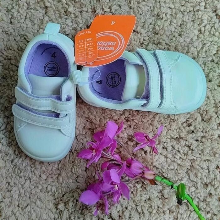 Tenis blancos para bebé Wonder Nation con velcro – Talla 4