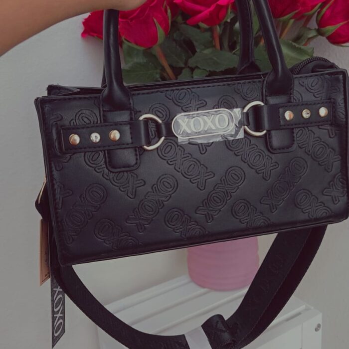 Cartera XOXO negra con relieve y correa ajustable