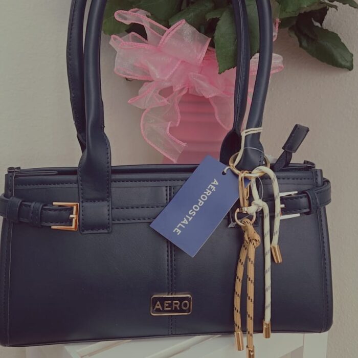 Cartera Aéropostale negra con detalles dorados