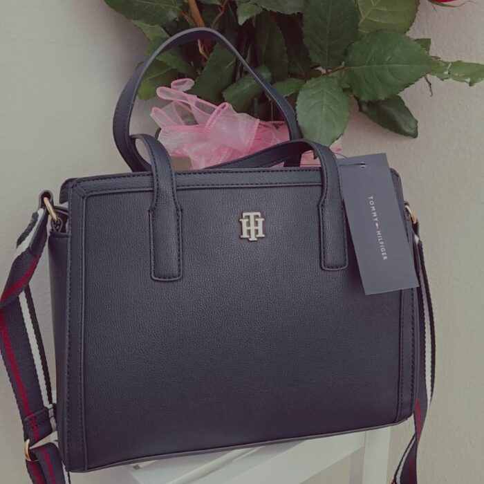 Cartera Tommy Hilfiger azul marino con correa ajustable