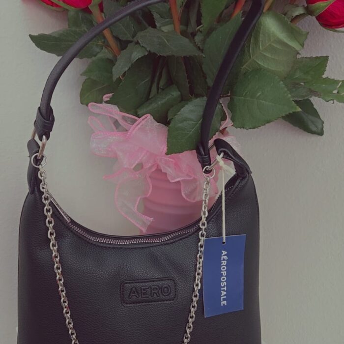 Cartera Aéropostale negra con cadena plateada