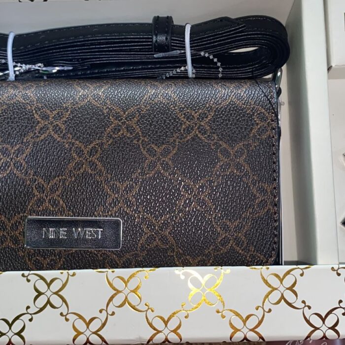 Cartera Nine West con Set de Accesorios – Modelo Elegante en Caja de Regalo