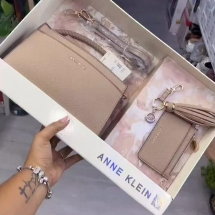 Set de Cartera Anne Klein para Mujer – Incluye Bolso, Monedero y Llavero en Color Taupe