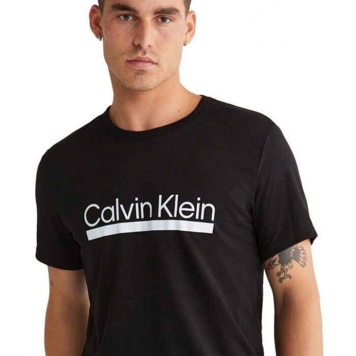 Playera Calvin Klein para Hombre - Negra con Logo Frontal Blanco