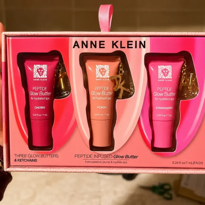 Set de Brillos Labiales Anne Klein Peptide Glow Butter con Llaveros (3 piezas)
