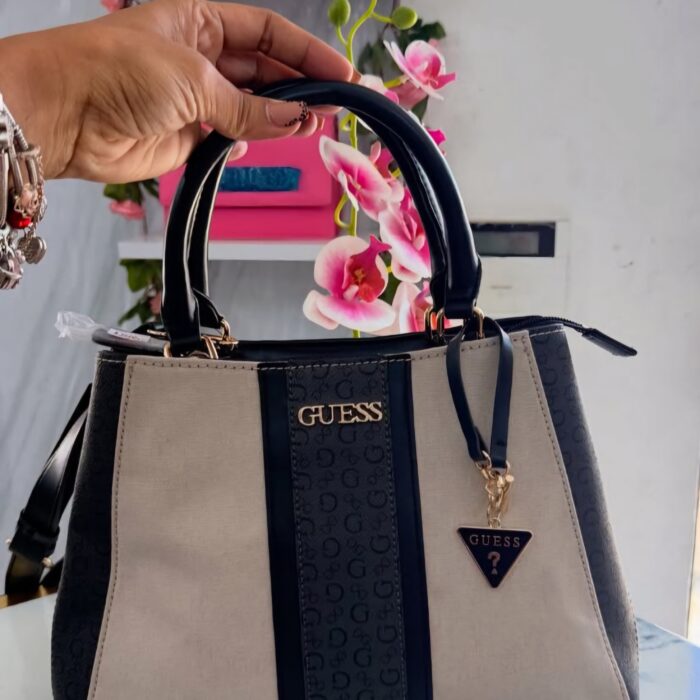 Bolso Satchel Guess para Mujer - Elegante Diseño de Paneles Beige y Negro con Monograma