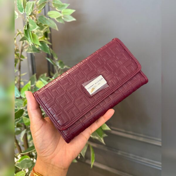 Billetera marca Tommy Hilfiger Para Dama Con Monograma Elegante